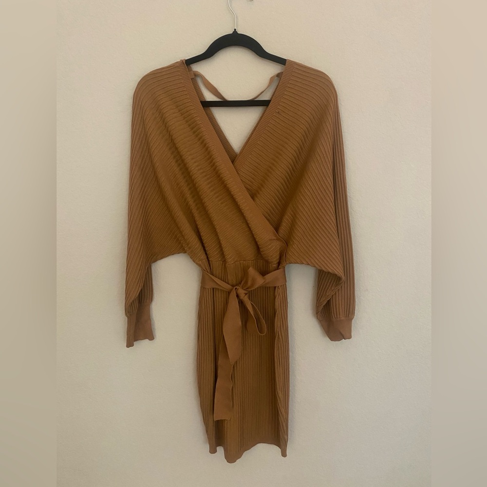 Vestido corto de tela gruesa color café, marca (love tree)